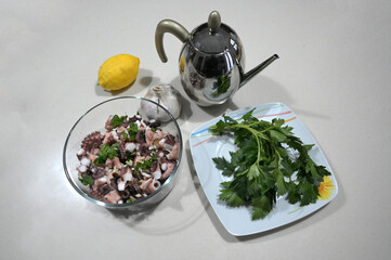 insalata di polpo preparata in casa con limone olio e prezzemolo - 728473200