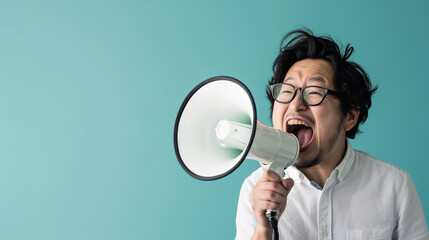 情熱を込めてメガホンで呼びかける日本人男性