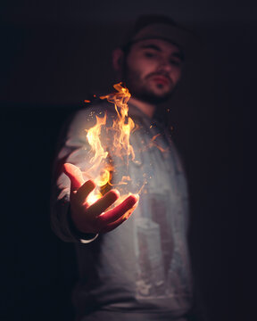 Ein Mann spielt mit Feuer