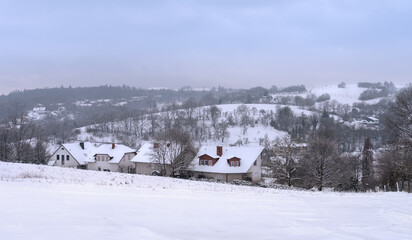 Marburg, leichtes Winterwetter Schnee am Stadtrand, Bäume