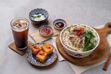 Beef, rice noodles, side dishes, drinks, menbosa, Thai food, fried rice, Vietnamese food, kaopat, pad thai, Heo Hyang ganji