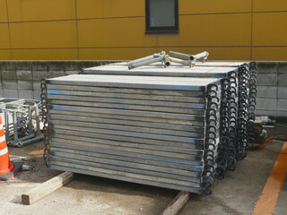 建設現場の足場の踏み板。
足場のパーツ。