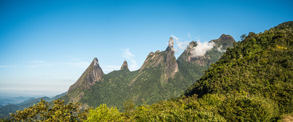 Bela vista panorâmica do Dedo de Deus, montanha situada no município de  Teresópolis, estado do...