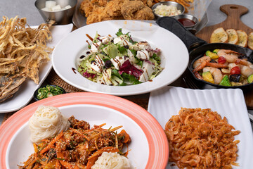 Muktae, snacks, sea snail, fried chicken, salad, ricotta cheese, freshwater shrimp, fried food, gambas, noodle soup,