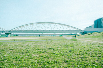 河原にかかる橋