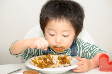 食事中の子供