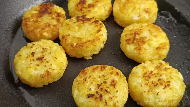 plusieurs r&ouml;sti en cuisson, en gros plan, dans une po&ecirc;le