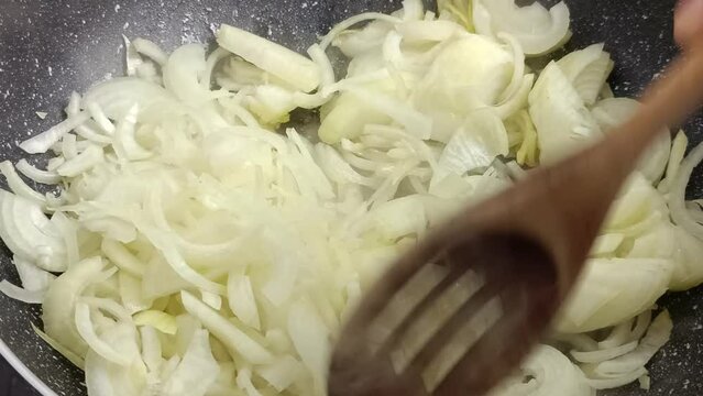 oignons &eacute;minc&eacute;s, en gros plan, dans une po&ecirc;le