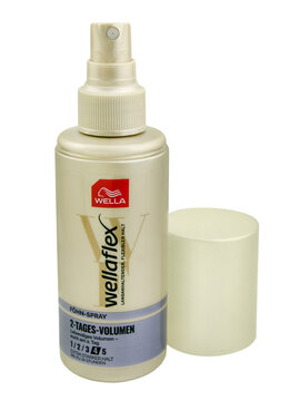 1 Flasche Wellaflex F&ouml;hn Spray von Wella und Hintergrund transparent PNG cut out