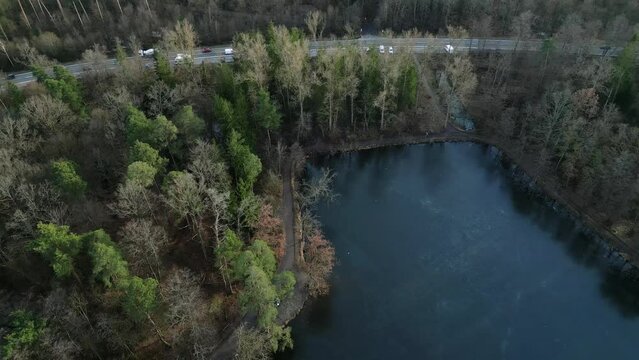 Jogger l&auml;uft am B&auml;rensee - Stuttgart, Deutschland.