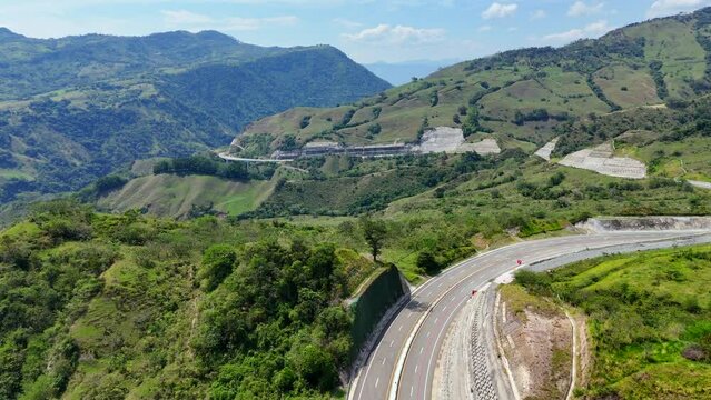 Video a&eacute;reo tomado sobre la carretera conocida como "Conexi&oacute;n Pac&iacute;fico 1" que comunica al Municipio de Amag&aacute; con el corregimiento de Bolombolo.