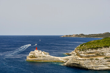 Bonifacio, Korsika, Insel, Phare de la Madonetta, Leuchtturm, Klippe, Meerenge, Hafeneinfahrt, Hafen, Kalkfelsen, Ausflugsschiffe, Boote, K&uuml;ste, Mittelmeer,  Aussichtspunkt, Sommer, Frankreich