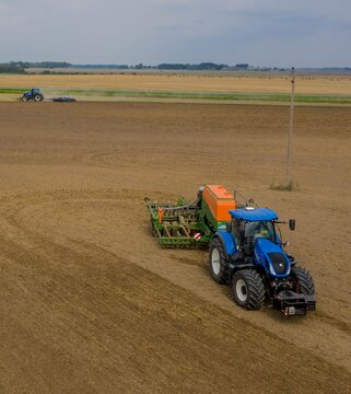 Blue tractors seding conola 