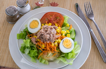 Plato de ensalada mixta con atún, huevos y maíz