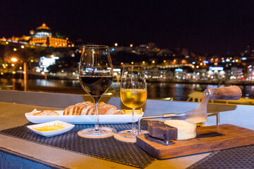 Queso y copas de vino en una terraza de bar en Oporto, Portugal