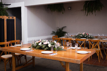 Montaje de boda y decoración floral con gerbeas y rosas  en tonos rosas y verdes