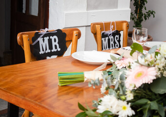 Montaje de boda y decoración floral con gerbeas y rosas  en tonos rosas y verdes
