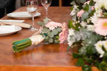 Montaje de boda y decoración floral con gerbeas y rosas  en tonos rosas y verdes