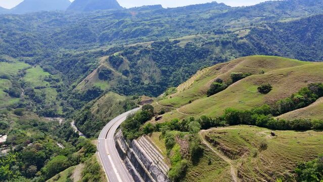 Video a&eacute;reo tomado sobre la carretera conocida como "Conexi&oacute;n Pac&iacute;fico 1" que comunica al Municipio de Amag&aacute; con el corregimiento de Bolombolo.