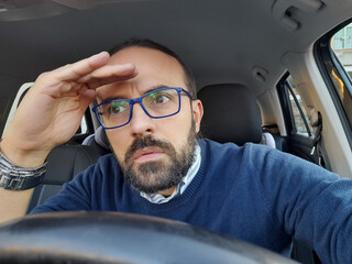 Uomo sexy alla guida della propria automobile in città