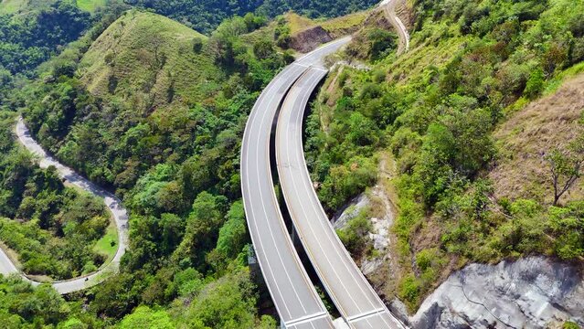 Video a&eacute;reo tomado sobre la carretera conocida como "Conexi&oacute;n Pac&iacute;fico 1" que comunica al Municipio de Amag&aacute; con el corregimiento de Bolombolo.