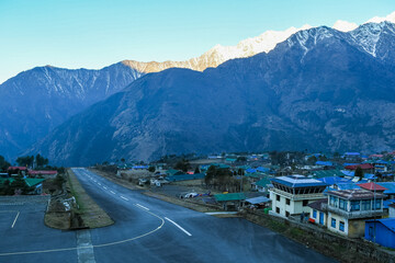 La ville de Lukla au Nepal avec son aéroport et ses montagnes de l'Himalaya