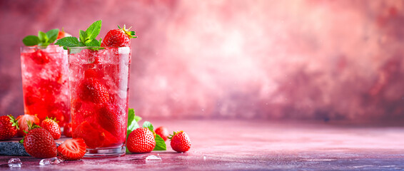 Strawberry Iced Tea in Glass with Fresh Berries. Summer drink. - obrazy, fototapety, plakaty