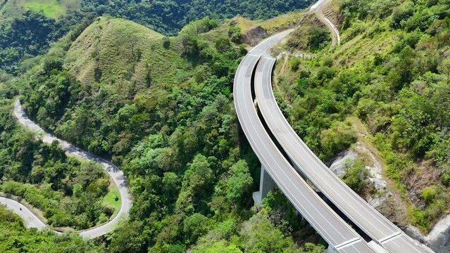 Video a&eacute;reo tomado sobre la carretera conocida como "Conexi&oacute;n Pac&iacute;fico 1" que comunica al Municipio de Amag&aacute; con el corregimiento de Bolombolo.