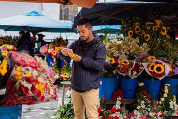 TURISTA Y FOTÓGRAFO EN LA PLAZA DE LAS FLORES EN LA CIUDAD DE CUENCA - ECUADOR