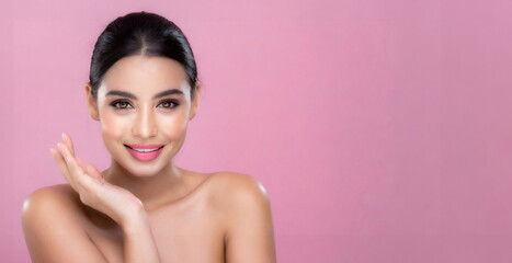 Naklejka premium Portrait beautiful perfect woman with beautiful. and perfect skin, cosmetics, skincare, makeup, wellness concept with empty copy space for text background color