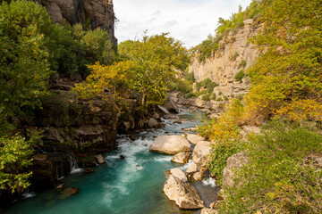 Obraz premium Transparent waters of Kopru River (Köprüçay, ancient Eurymedon) with its emerald green colour in Koprulu Canyon (Köprülü Kanyon) National Park, Antalya, Turkey. It's a rafting paradise