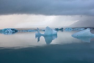 Fototapeta na wymiar Iceland Ice lagoon on a cloudy summer day.