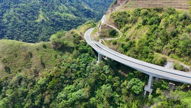 Video a&eacute;reo tomado sobre la carretera conocida como "Conexi&oacute;n Pac&iacute;fico 1" que comunica al Municipio de Amag&aacute; con el corregimiento de Bolombolo.