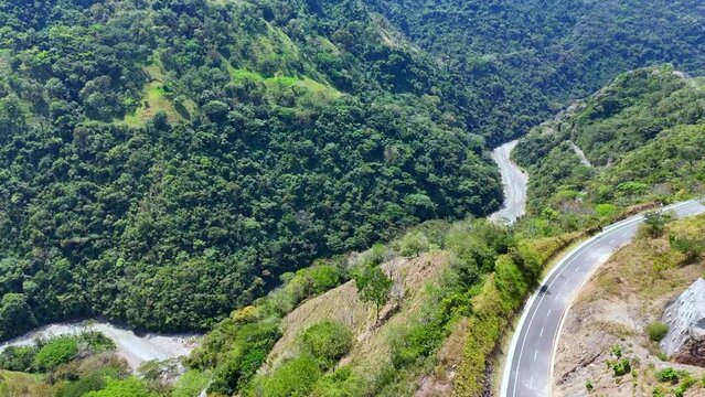 Video a&eacute;reo tomado sobre la carretera conocida como "Conexi&oacute;n Pac&iacute;fico 1" que comunica al Municipio de Amag&aacute; con el corregimiento de Bolombolo.