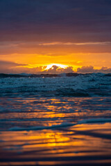 Fototapeta na wymiar The sun setting into the sea