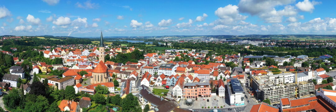 Luftbild von Dingolfing mit Blick auf die historische Altstadt. .Dingolfing, Niederbayern, Bayern, Deutschland.