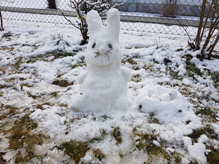 Osterhase aus Schnee