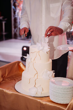 The image shows a person cutting a cake. It appears to be a celebratory event, possibly a wedding or a birthday 6162.