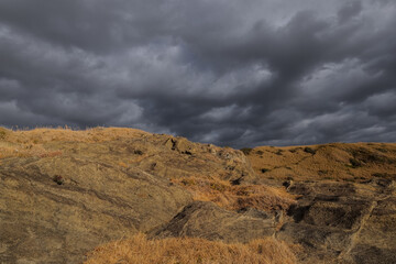 西陽が当たる岩の丘
