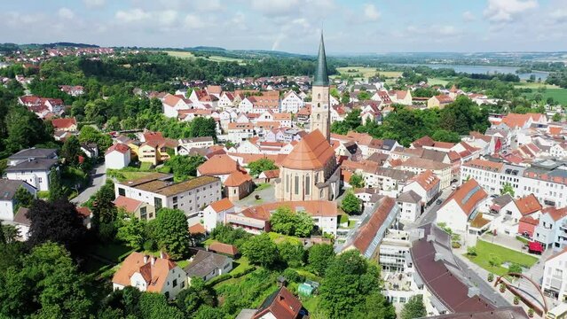 Drohnenvideo, Luftbild von Dingolfing mit Blick auf die historische Altstadt. 
Dingolfing, Niederbayern, Bayern, Deutschland.

