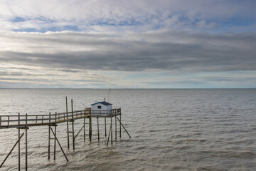 Indissociables des paysages de la Charente-Maritime,  des cabanes en bois appelées carrelets...