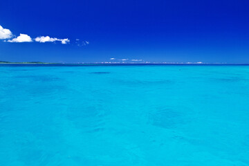 沖縄県鳩間島　瑠璃色の海と夏空