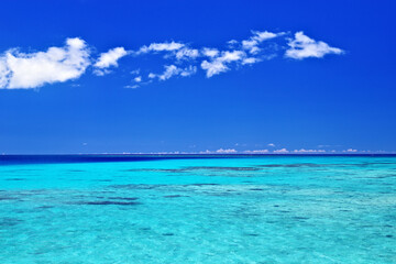 沖縄県鳩間島　瑠璃色の海と夏空