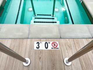 No diving sign at a shallow pool - 728871865