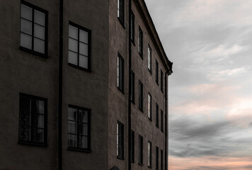 Obraz premium a narrow city street with cars parked next to buildings