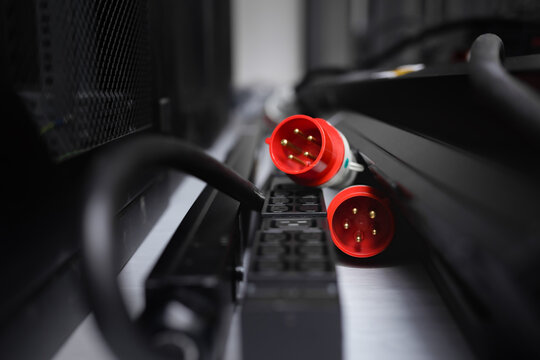Rails with IEC 60320 C13 and IEC 60320 C19 sockets and industrial 32A 5PIN plug connectors (IEC 60309, IEC 309 or CEE 17).