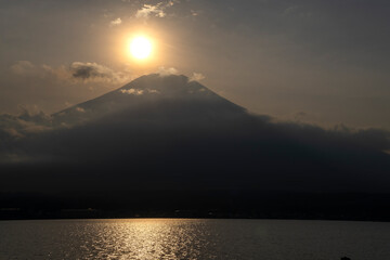 山中湖からのダイヤモンド富士