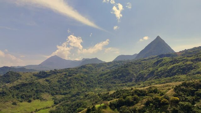 Video a&eacute;reo tomado en el Suroeste de Antioquia, en el que se aprecia su hermoso paisaje y las siluetas espectaculares  de sus monta&ntilde;as.