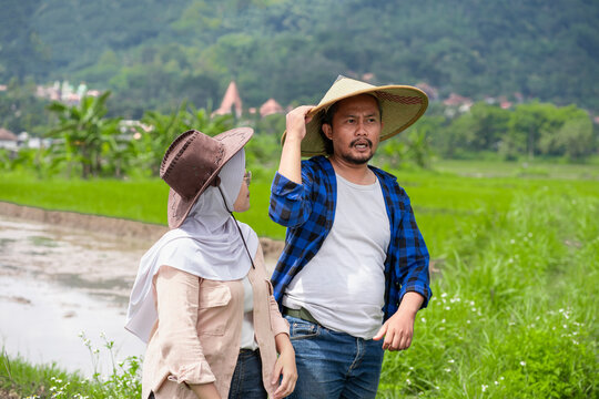 man farmers give directions to his junior. couple concept. agriculture couple concept.