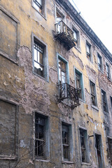 Fototapeta na wymiar old, abandoned and dilapidated apartment. istanbul, turkey.